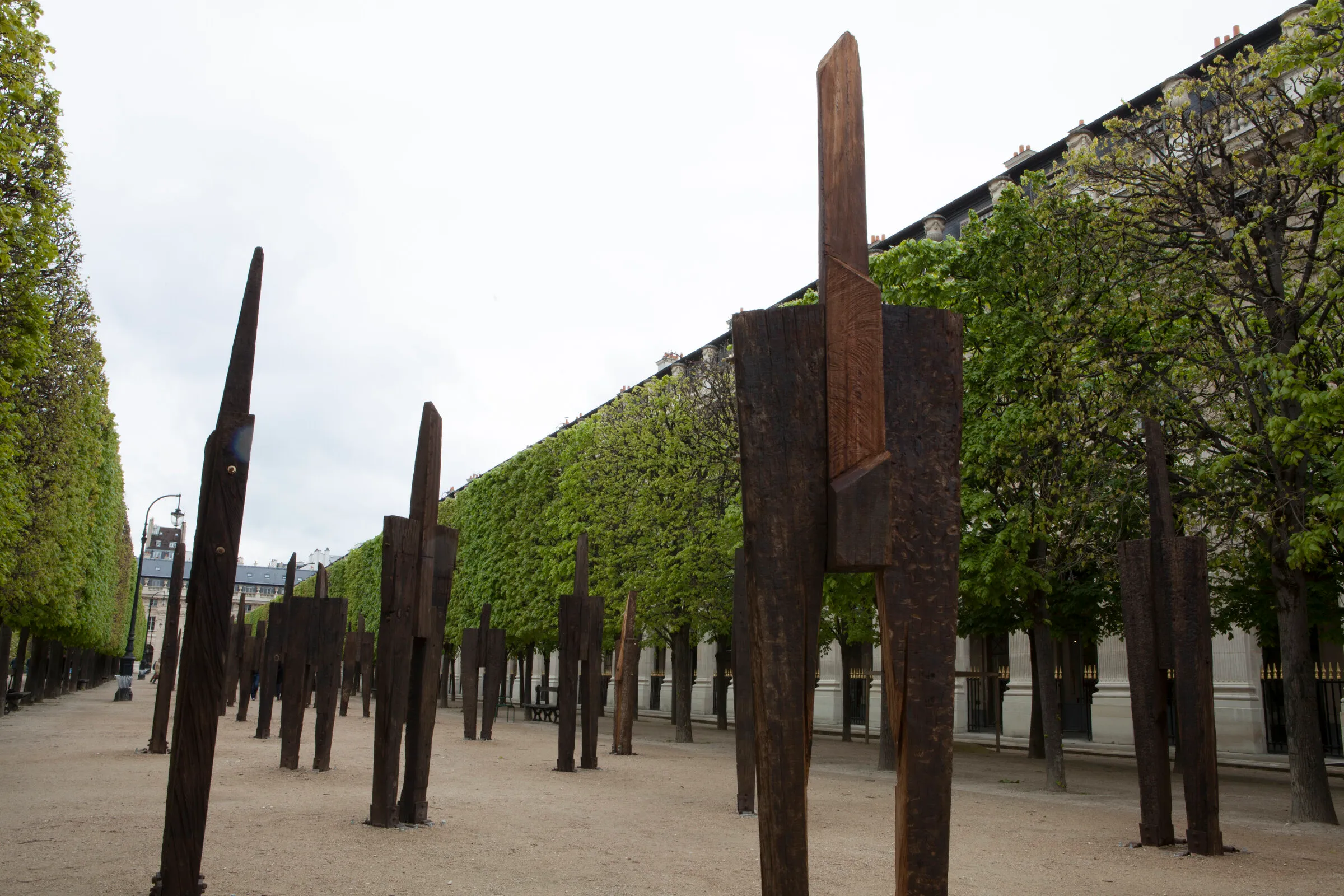 CHUNG Hyun — L'Homme Debout, Jardin du Palais-Royal, Paris (2)