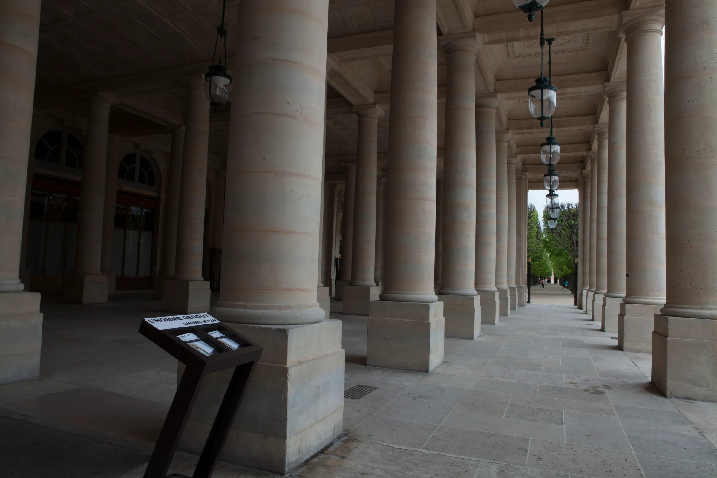 CHUNG Hyun — L'Homme Debout, Jardin du Palais-Royal, Paris (6)