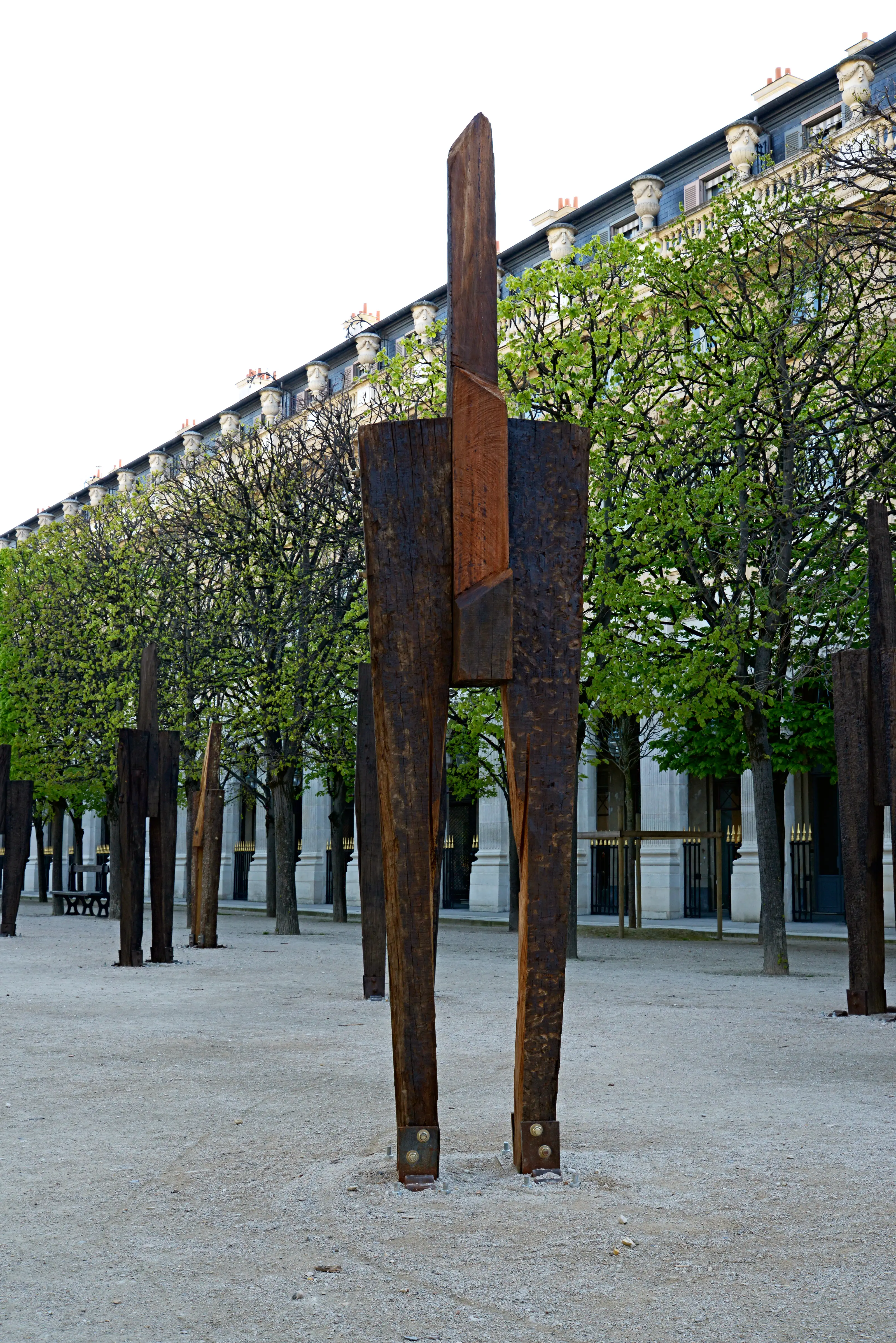 CHUNG Hyun — railroad-tie figures, Jardin du Palais-Royal, Paris