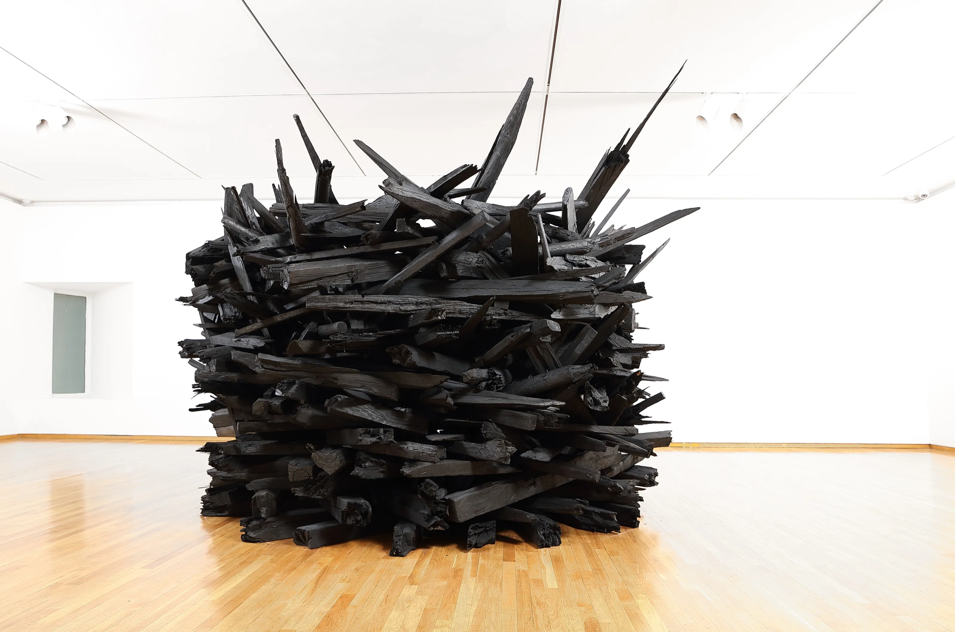 Untitled 21, oriental ink tinted on wood, 280x335x335cm, 2018; installation at the Kumho Museum of Art