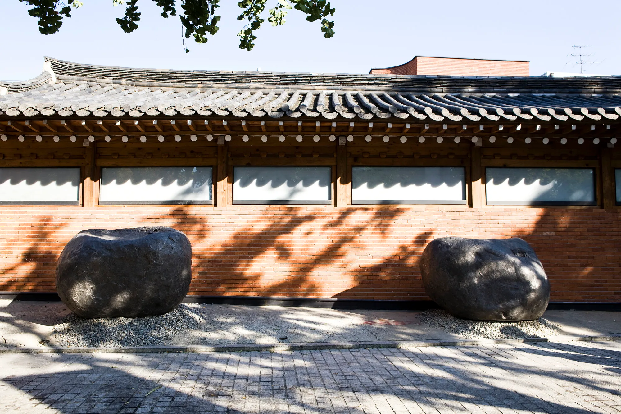 Untitled, steel, 113x187x165cm, 2013; installation near Hakgojae Gallery.
