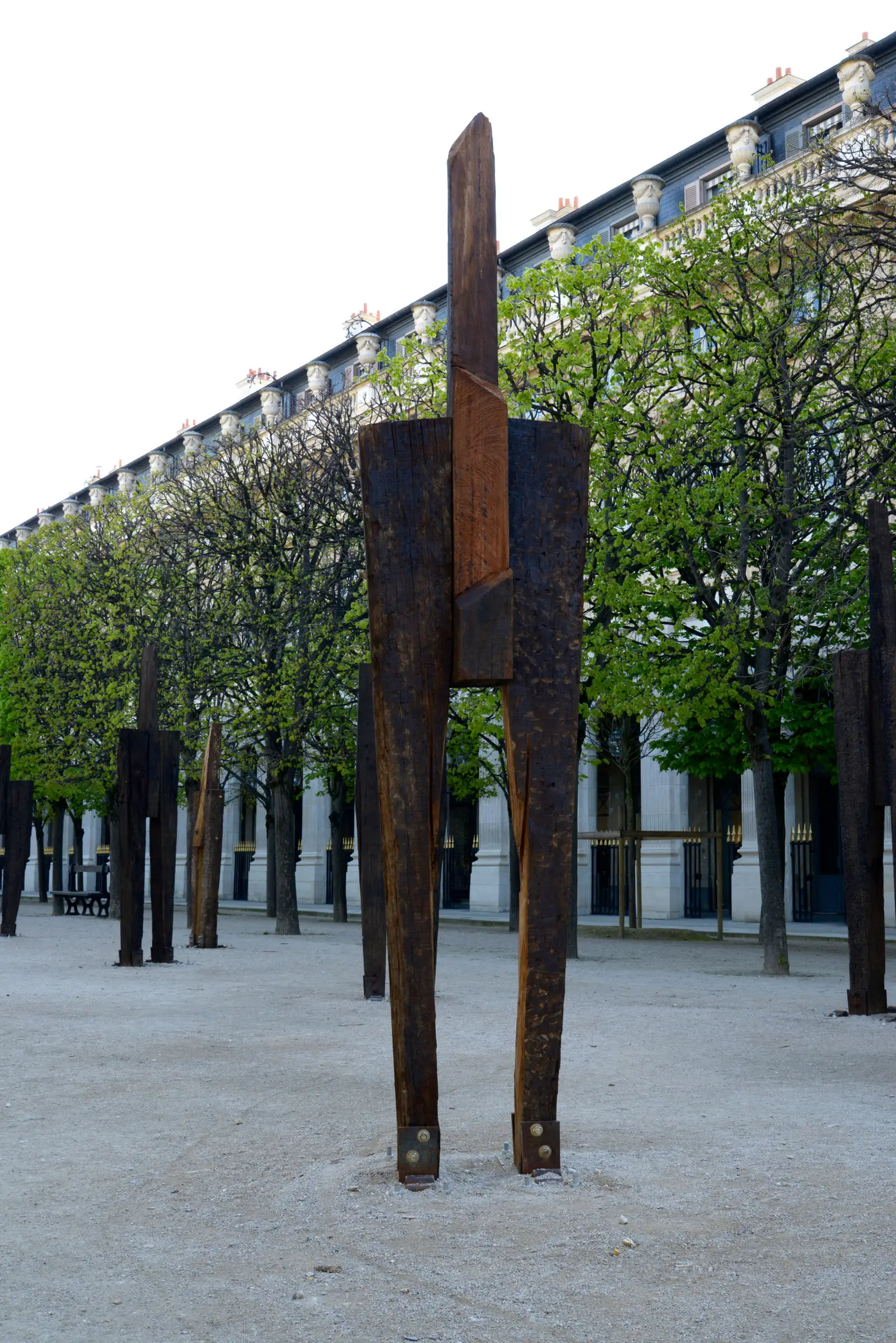 CHUNG Hyun — railroad-tie figures, Jardin du Palais-Royal, Paris